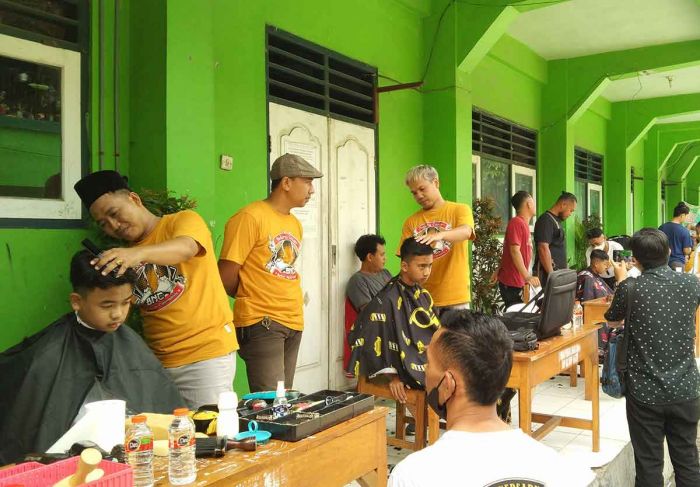 Semarakkan Satu Abad NU, LP Ma’arif Ngawi Gelar Potong Rambut Gratis