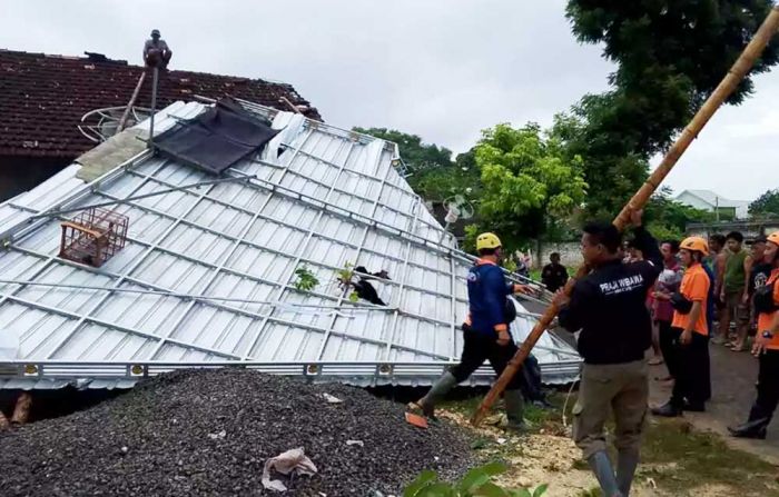 Belasan Rumah Warga di Tuban Rusak Diterjang Puting Beliung