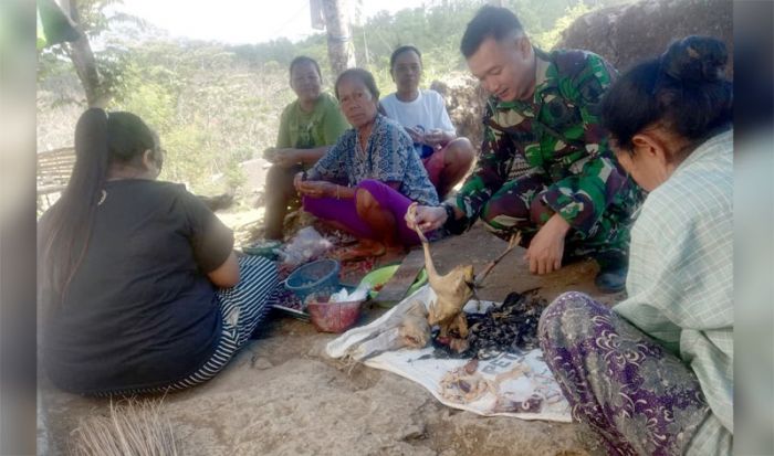 Bakar-bakar Ayam jadi Ajang Perpisahan Satgas TMMD 106 Donomulyo dengan Warga