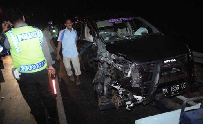 Mobil Penumpang Tabrak Truk Tronton Pertamina di Jombang, Satu Keluarga Luka Luka
