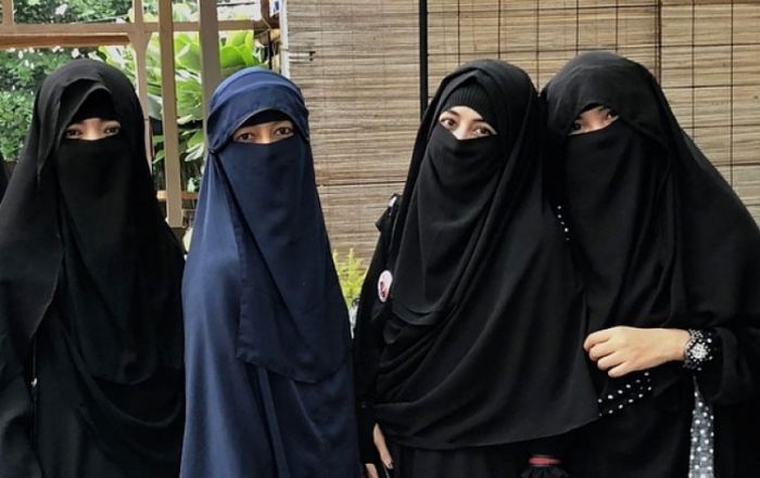 Tafsir Al-Isra 107: Cadar "Bukan" Pakaian Tradisi Wanita Arab
