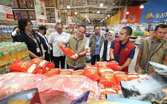 Jamin Keamanan Pangan Lebaran 2026, Polda Jatim Sidak Izin Edar dan Mutu Bahan Pokok