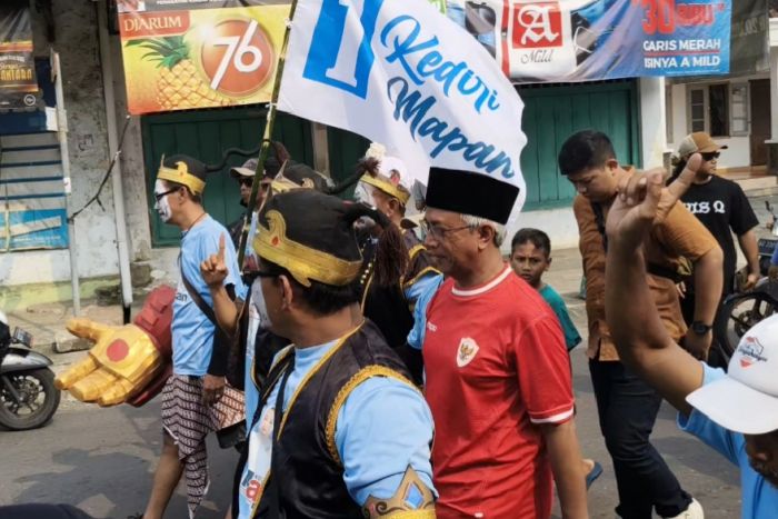 Door to Door Sapa Warga di Bandar Kidul, Gus Qowim Bawa Makan Siang Gratis