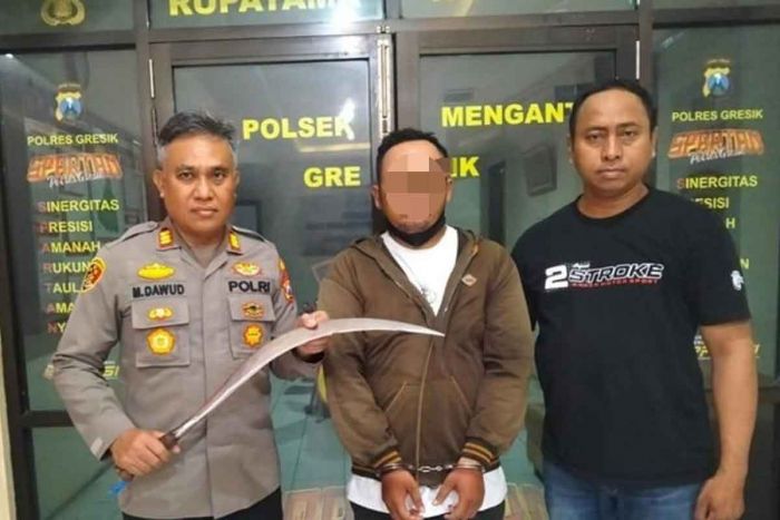 Pelaku Bacok Tetangga di Gresik yang Istrinya Disebut Tukang Gosip Akhirnya Menyerahkan Diri Pelaku Bacok Tetangga di Gresik yang Istrinya Disebut Tukang Gosip Akhirnya Menyerahkan Diri