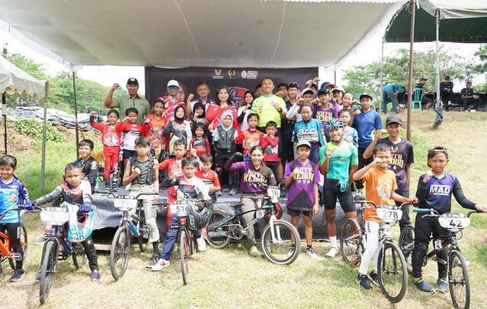 Zanariah Buka Perlombaan Balap Sepeda Race Time MTB-BMX-RB Piala Ketua ISSI Kota Kediri