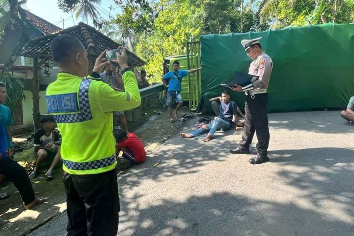 Ikuti Google Maps, Truk Bermuatan Mebel Terguling di Jalur Ekstrim Trenggalek