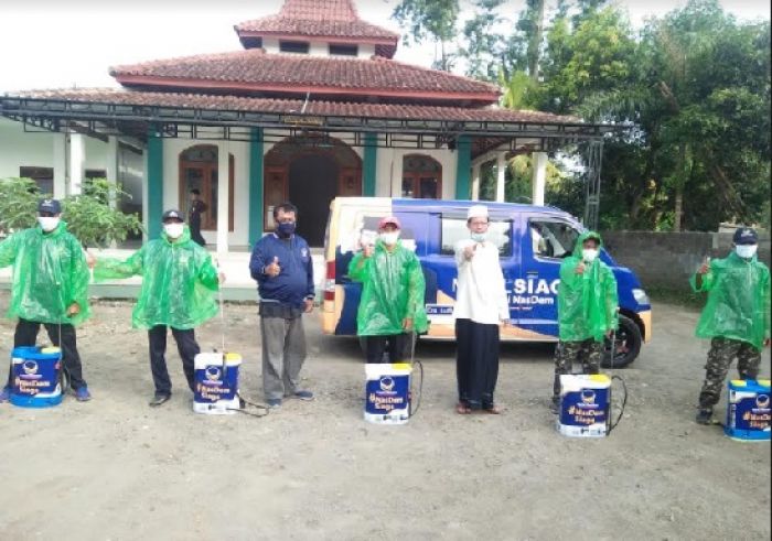 Cegah Penyebaran Covid-19, Nasdem Kediri Semprot Disinfektan Ponpes dan Fasum