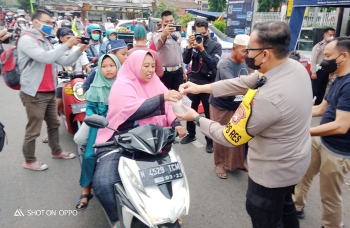 Polres Pasuruan Bagikan Ratusan Takjil ke Pengguna Jalan di Depan Alun-Alun Bangil