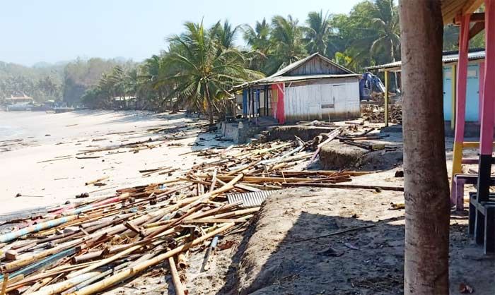 Gelombang Pasang Hantam Banyak Warung Di Sejumlah Obyek