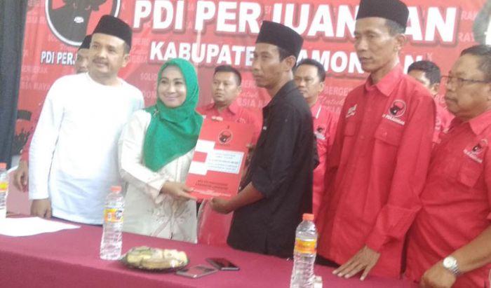 Kembalikan Formulir ke PDIP, Kartika Hidayati Diantar Kiai dan Ratusan Muslimat NU Lamongan