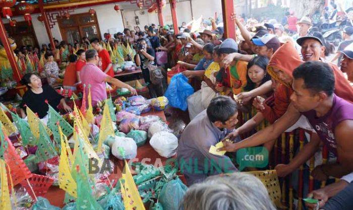 Ratusan Warga Sekitar Klenteng Hong San Kiong Berebut Sembako