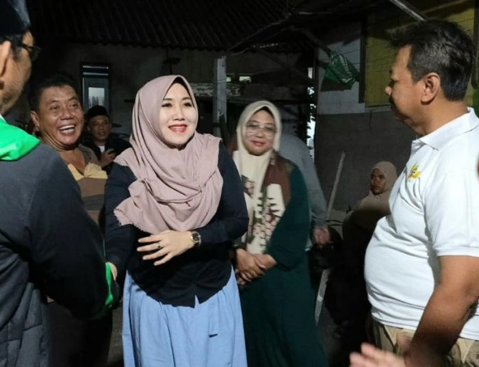 Senator Lia Istifhama Beri Semangat dan Santunan Pada Korban Kebakaran di Wonocolo Surabaya