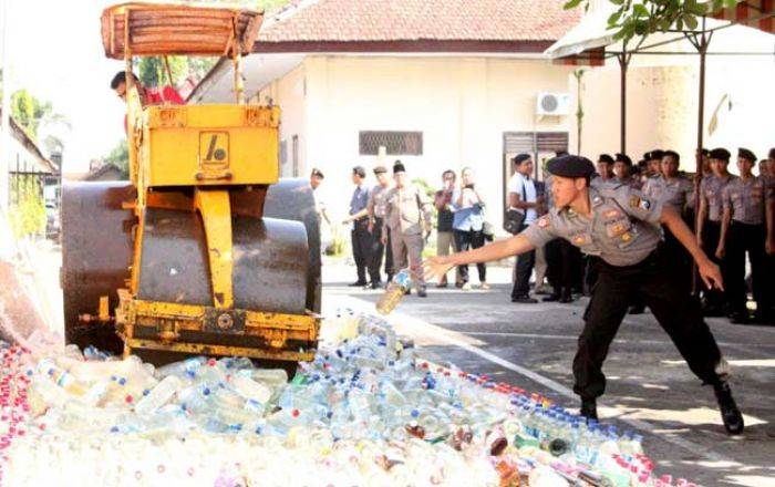  Polresta Blitar Musnahkan Ribuan Botol Miras Jelang Ramadhan