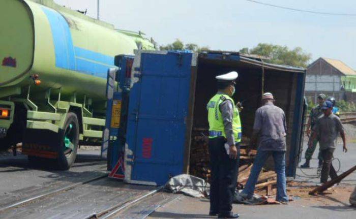 Perlintasan KA Double Track di Lamongan kembali Sebabkan Kecelakaan, Truk Bermuatan Kayu Terguling