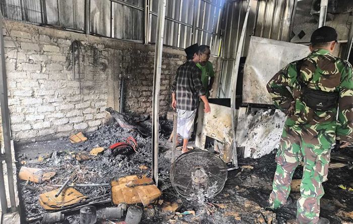 Diduga Akibat Korsleting Listrik, Garasi Rumah Warga Pamekasan Terbakar, Dua Mobil Rusak Diduga Akibat Korsleting Listrik, Garasi Rumah Warga Pamekasan Terbakar, Dua Mobil Rusak