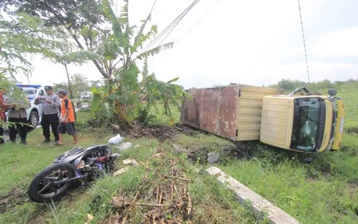 Truk di Magetan Terperosok ke Sawah Usai Hindari Motor, Pemotor Kritis