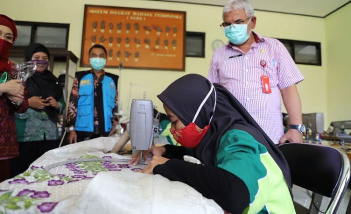 Bantu Pemprov Lawan Corona, Disabilitas Binaan Dinsos Jatim Kompak Produksi Masker