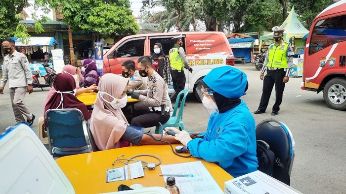 Rela Blusukan, Satlantas Polres Tuban Vaksinasi Puluhan Tunawisma di Kawasan Pantai Boom