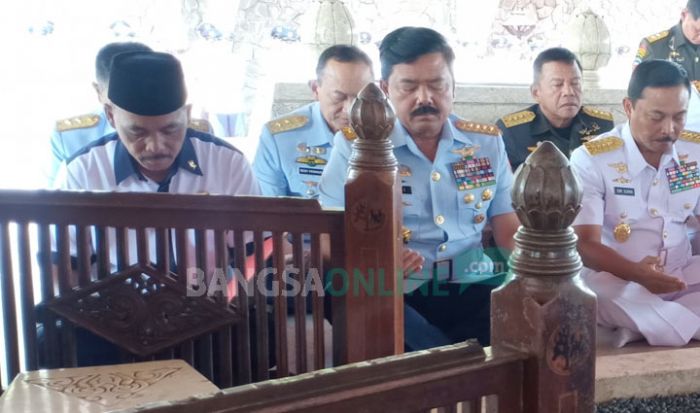 Jelang HUT ke 74 Panglima TNI Nyekar ke Makam Bung Karno