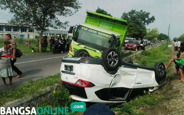 Tabrak Truk, Mobil Honda BRV di Jombang Terbalik Nyungsep ke Parit