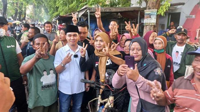 Pedagang dan Masyarakat Sambut Antusias Kedatangan Gus Barra di Pasar Sawahan