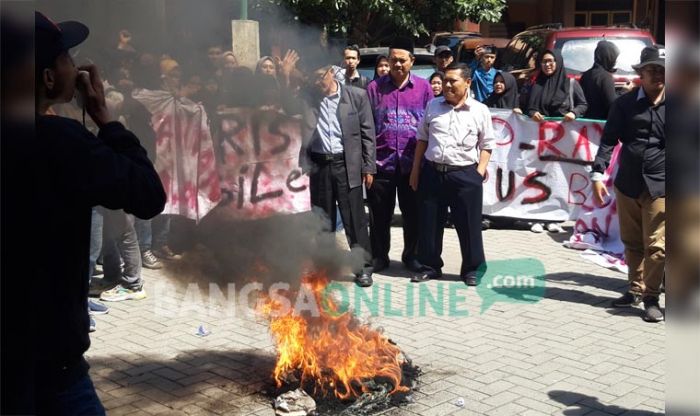 Gedung Baru Dinilai Rapuh, Mahasiswa IAIN Kediri Demo Tuntut Transparansi Pembangunan