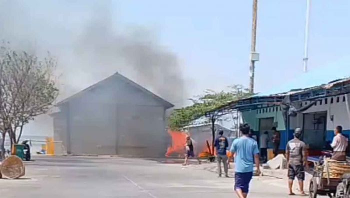 Gudang Penyimpanan Ikan di PPM Kota Probolinggo Terbakar, Penyebab Belum Diketahui Gudang Penyimpanan Ikan di PPM Kota Probolinggo Terbakar, Penyebab Belum Diketahui