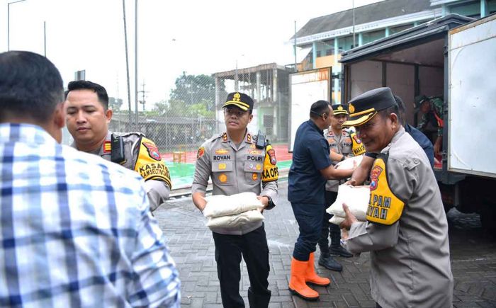 Kapolres Gresik Beri Bantuan ke Korban Terdampak Banjir di Driyorejo