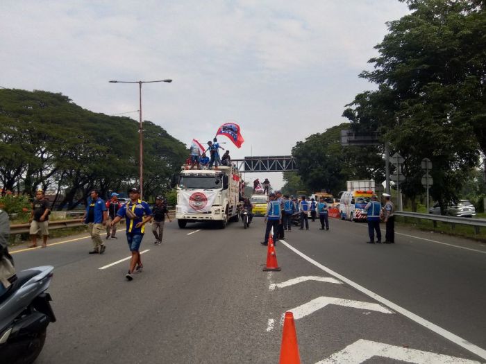 Demo Besar Supir Truk dari Bundaran Waru ke Surabaya, GSJT Sampaikan Tuntutan ini Demo Besar Supir Truk dari Bundaran Waru ke Surabaya, GSJT Sampaikan Tuntutan ini
