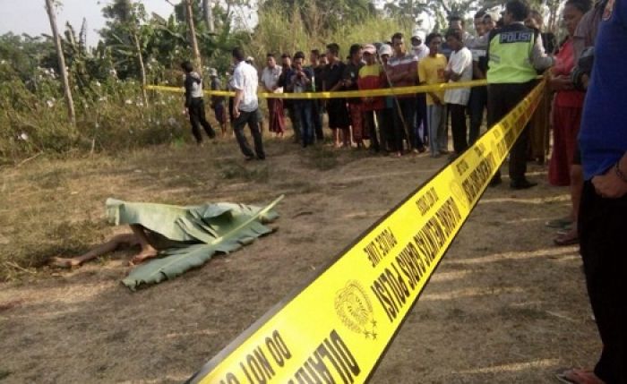 Mayat Pemuda Tergeletak Bersimbah Darah di Lapangan Desa Sumberanyar