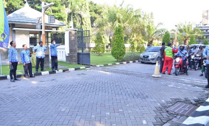 Cegah Corona, Bupati Sambari Pimpin Pengecekan Suhu Tubuh ASN Menggunakan Thermo Gun