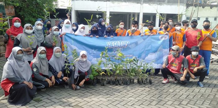 Program Healthy Day, Siswa-siswi SMP Al Muslim Sidoarjo Tanam Pohon di TPST Berbek