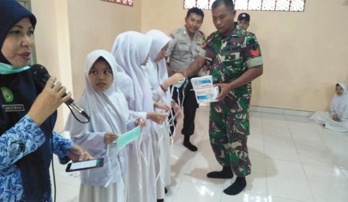 Forpimka Larangan Bagikan Masker di Pesantren Al-Abror Blumbungan untuk Cegah Virus Corona