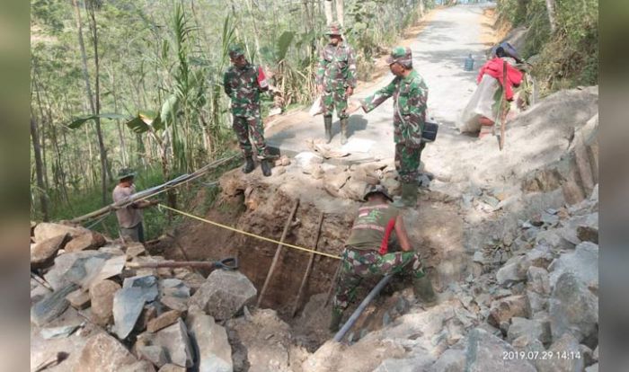 Dansatgas TMMD Kodim Trenggalek Pantau Pengerjaan Gorong-gorong