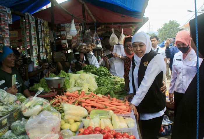 Pantau Harga Sembako, Gubernur Khofifah Blusukan ke Pasar Besar Kota Pasuruan