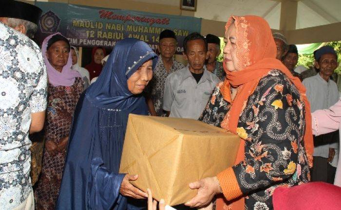 PKK Sidoarjo Bagi Bingkisan dan Makanan Tambahan bagi Ibu Hamil dan Lansia