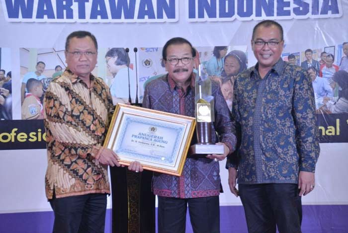 Pakde Karwo Terima Anugerah Prapanca Agung dari PWI Jatim