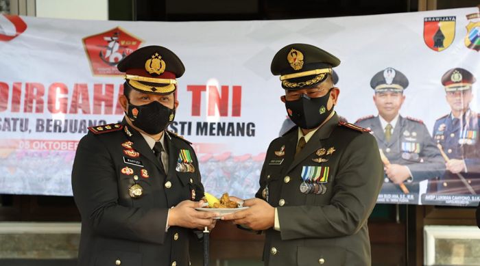HUT TNI ke-76, Kapolres Kediri Kota Beri Kejutan Brigif 16/Wira Yudha