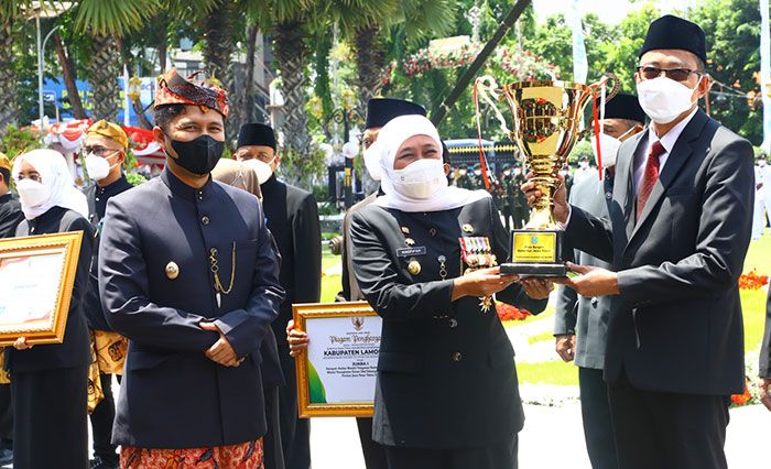 Jadi Juara Umum Turnamen Olahraga BUMD, Dirut Bank Jatim Terima Piala dari Gubernur Khofifah