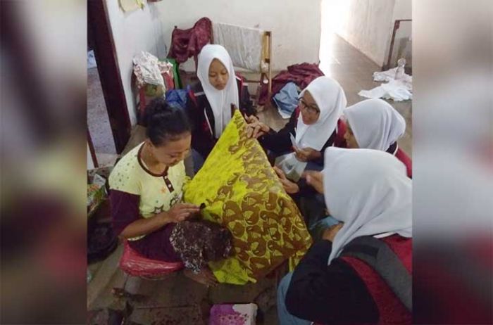 Lestarikan Budaya Lokal, Puluhan Pelajar Al Hasaniyyah Senori Kunjungi Pengrajin Batik