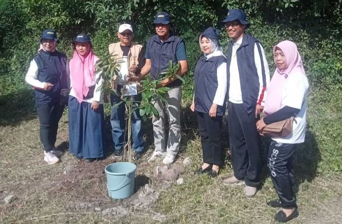 Aksi Nyata P5 Kearifan Lokal, SMAN 2 Batu Tanam 450 Pohon di Desa Junrejo