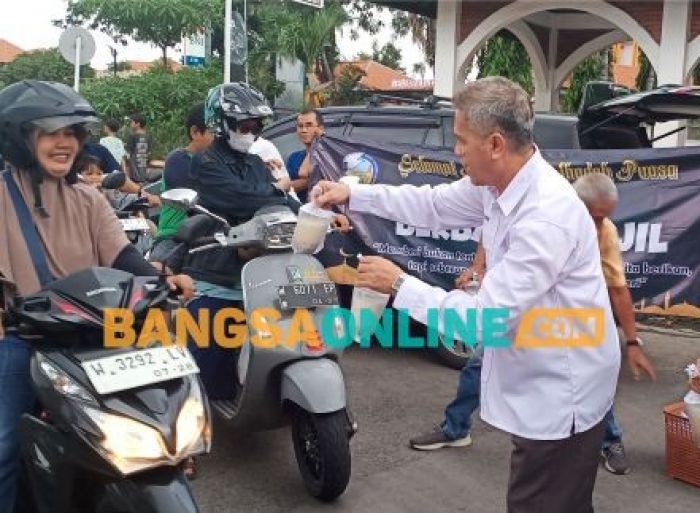 Bamag Gresik Bagikan Takjil Gratis ke Pengguna Jalan di Depan Masjid Nurul Jannah Petrokimia