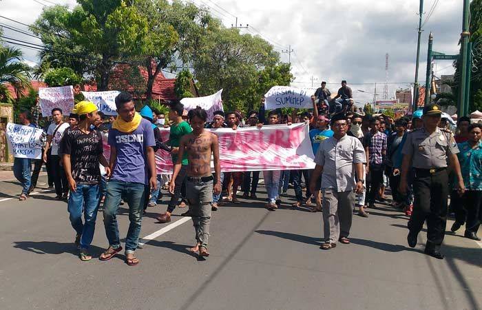 Marak Tempat Esek-esek, Ratusan Santri Demo Kantor Pemkab Sumenep