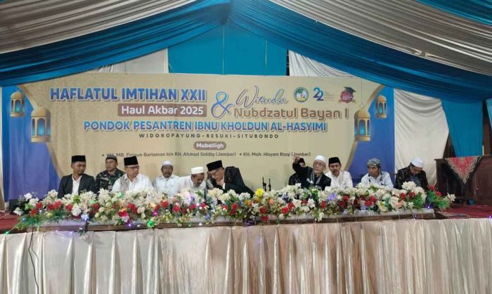 Putra KH Achmad Shiddiq Beri Ijazah Sanad Dzikrul Ghofilin ke Ratusan Jamaah di Besuki