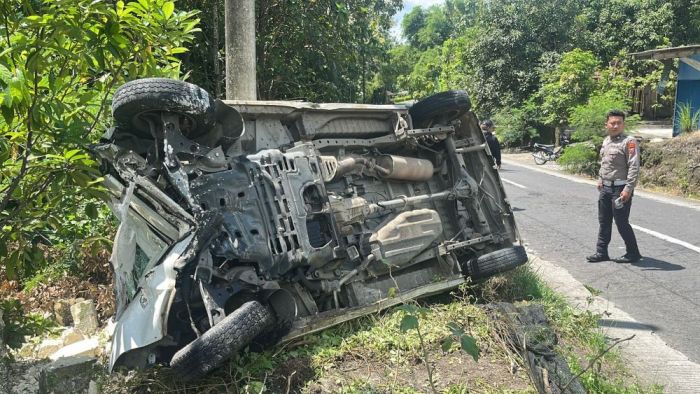 Minibus Terguling Usai Tabrak Motor Menyebrang di Kedunggalar Ngawi, Satu Orang Tewas
