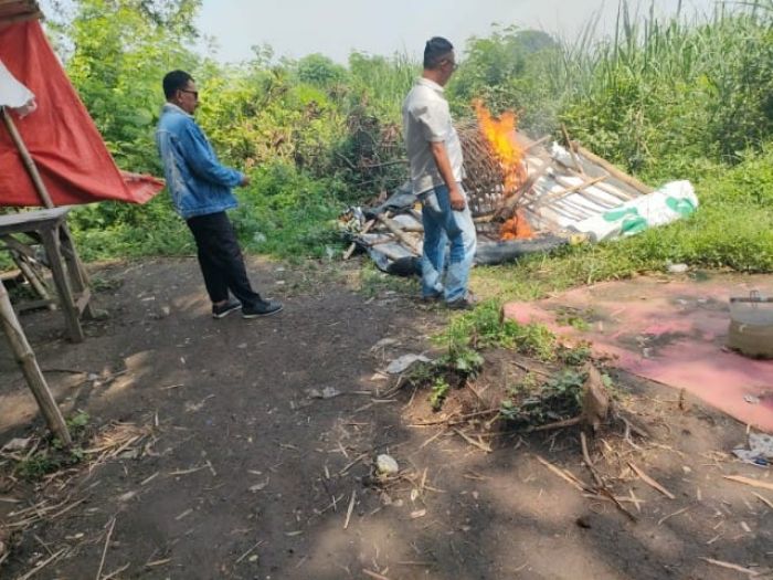 Polisi Bongkar dan Bakar Arena Sabung Ayam di Prambon Sidoarjo