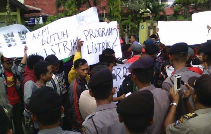 Tagih Pembangunan PLTD, Warga Giliraja Kepung Kantor Bupati Sumenep