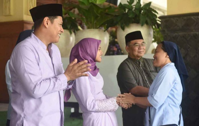 Open House Lebaran 2023, Mas Abu dan Bunda Fey Salami Warga hingga Selfie