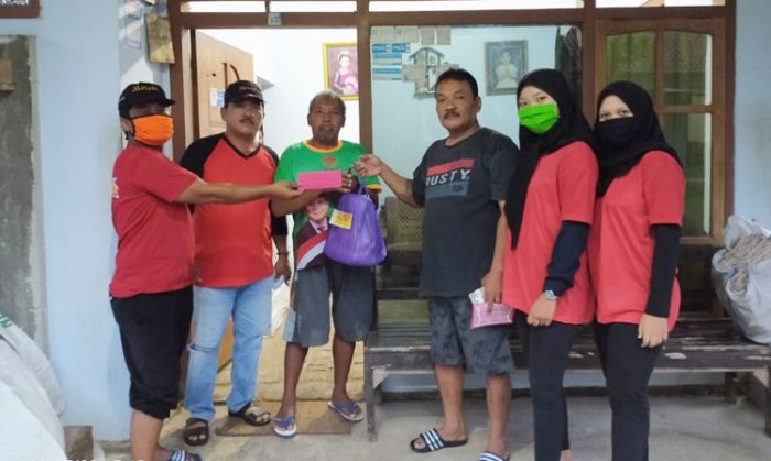 Relawan Barata Salurkan Ratusan Paket Sembako pada Warga Terdampak Covid-19