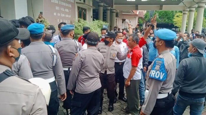 Buntut Pemberhentian 128 Karyawan RSUD Kota Probolinggo, Massa Aksi Nyaris Bentrok dengan Polisi